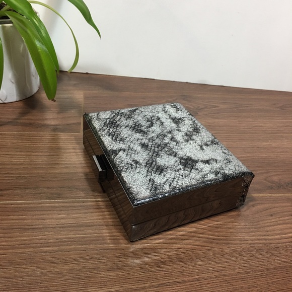 🌻 Faux Snake Skin Square Clutch🌻 - Picture 5 of 6